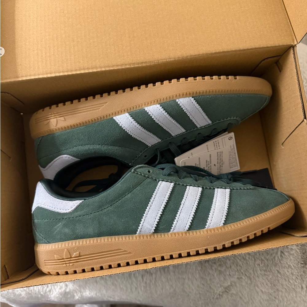 size 9 Adidas's bermuda sneakersrs